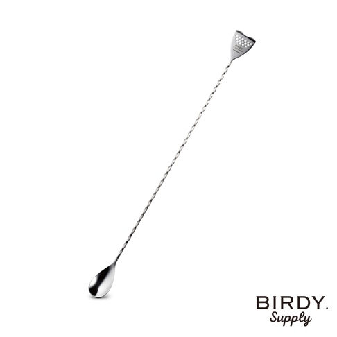 長 40 公分的雙頭不鏽鋼調酒攪拌匙，一端為螺旋狀長柄，另一端為橢圓形攪拌勺，勺柄末端為三角形的濾網狀設計。