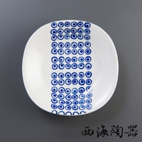 白色陶瓷沙拉盤，盤面中央有藍色圓點紋路，呈長條狀排列。