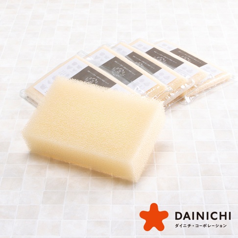 一塊淺黃色、網狀結構的超耐用除污快乾海綿，正面朝前，後方有五塊相同的海綿整齊排列於透明包裝內，背景為淺色格紋。