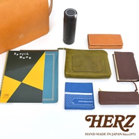 日本HERZ品牌多款皮革製品，包含皮質斜背包、筆記本、錢包、手拿包及保溫瓶。
