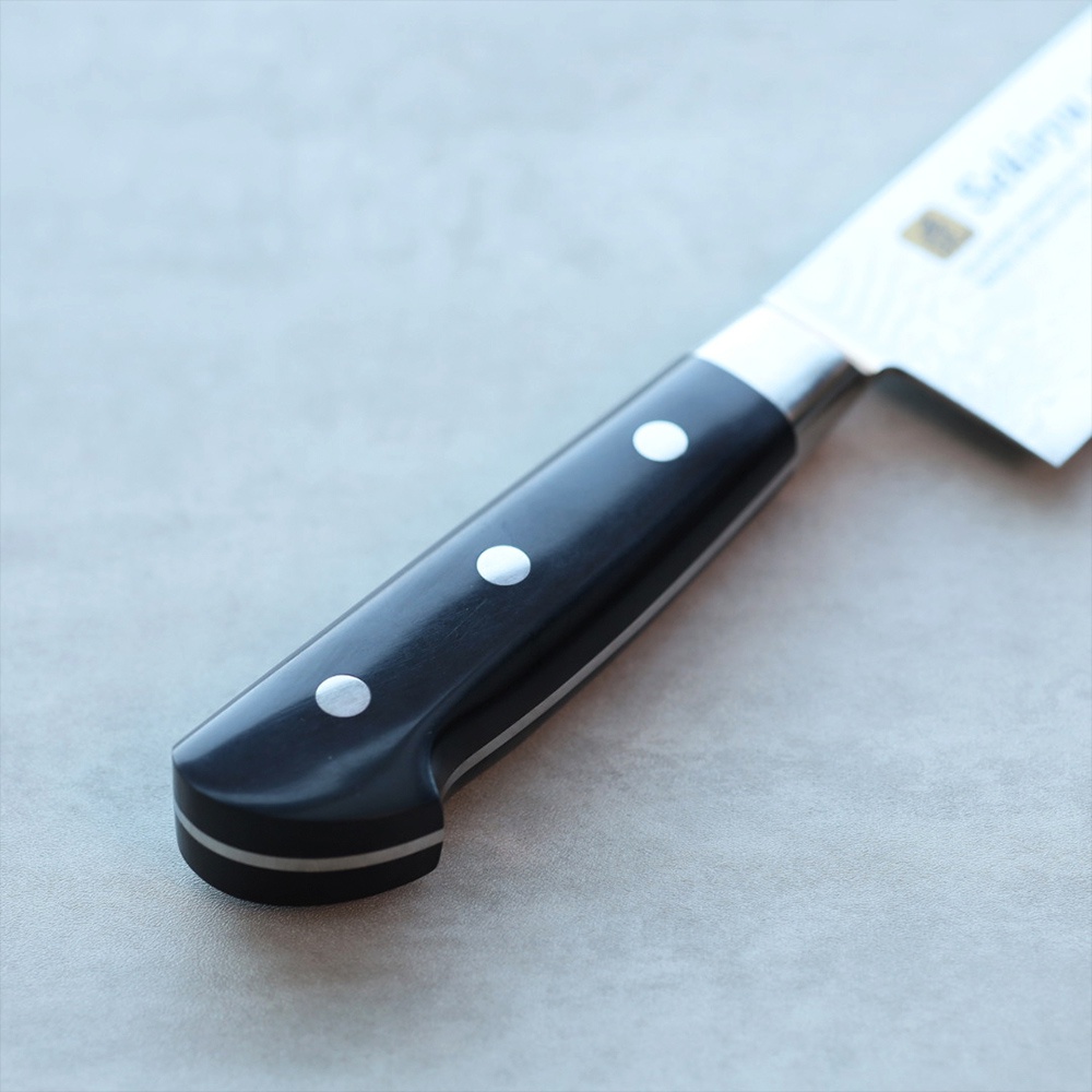 VG10不鏽鋼33層大馬士革三德刀，刀柄為黑色，配有三個銀色鉚釘，刀身部分可見大馬士革紋路。