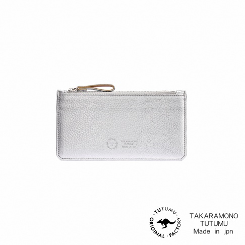 具有拉鍊開合的銀色皮革長夾，正面壓印有TAKARAOMONO TUTUMU Made in jpn 字樣，底部有品牌標誌。