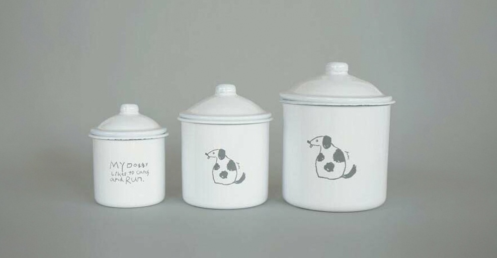 三入組白色琺瑯儲物罐，罐身上印有灰色的手繪斑點狗圖案，其中一個較小的罐子上還有英文文字「MY DOGGY likes to catch and Run.」。