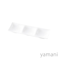 白色長方形陶瓷三格小菜盤，表面光滑，每個格皆為圓弧狀。