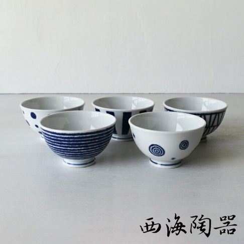 五件式白色陶瓷飯碗，碗身繪有藍色玉紋、圓點、條紋及螺旋圖案，碗口邊緣及底部有藍色線條裝飾。