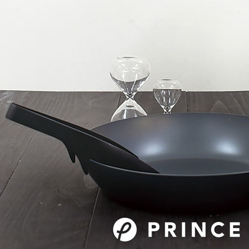 黑色萬用料理麵食分菜夾，夾在一個黑色圓形鍋內。背景有兩個透明的沙漏。