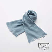 淺藍色今治匹馬棉圍巾，帶有細緻格紋織紋與流蘇邊緣。