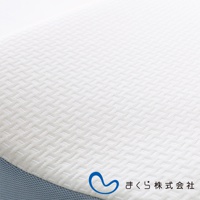 白色紋理布料的 15 度半身枕專屬枕套，底部有藍色網狀材質，右下角有品牌 Logo。