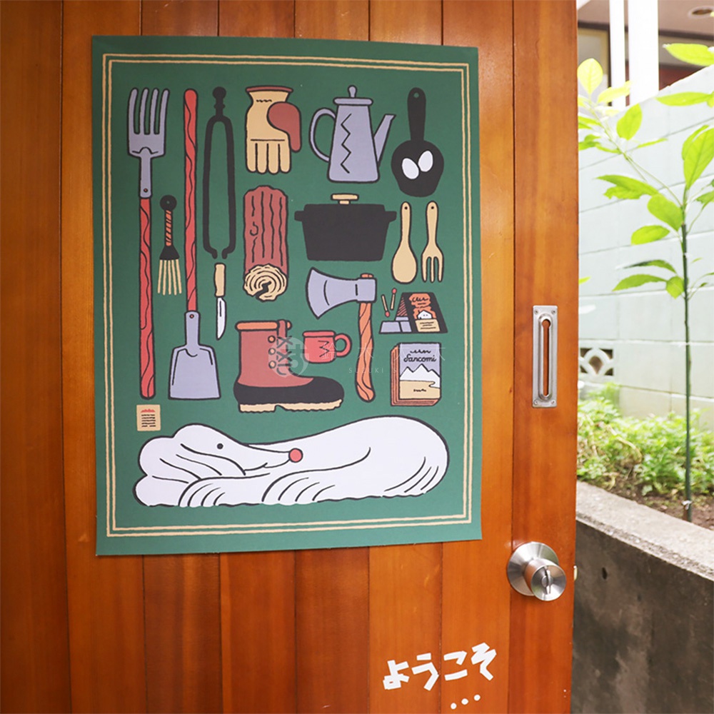 無框帆布藝術海報，綠色背景，描繪了多種戶外露營和冬季用品，包括叉子、手套、水壺、鍋子、斧頭、靴子，以及一隻白色動物的圖案，整體風格簡約可愛。