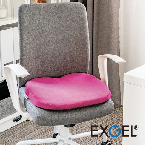 粉紅色貓頭鷹進階款坐墊，置於灰色辦公椅上，坐墊為絨毛材質，呈現心形輪廓，材質柔軟。
