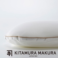 一個白色網狀材質的豌豆枕，側面有米色滾邊，整體為圓潤的曲線。