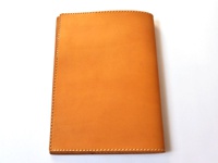 職人手作皮革B5筆記本書套，淺棕色皮革，雙邊有米白色縫線，簡約設計。