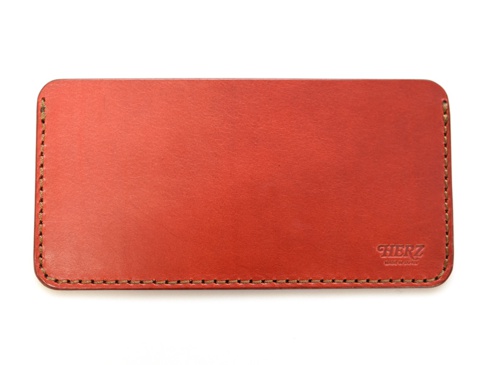 職人手作皮革紙鈔專用收納夾 (WL-91)，採用紅色皮革製成，邊緣以棕色縫線手工縫製，質感細緻，右下角壓有「HERZ MADE IN JAPAN」品牌標誌。