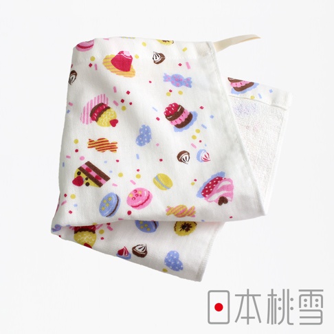 白色紗布方巾，印有馬卡龍、糖果、蛋糕等彩色圖案，材質輕柔，適合嬰幼兒使用。