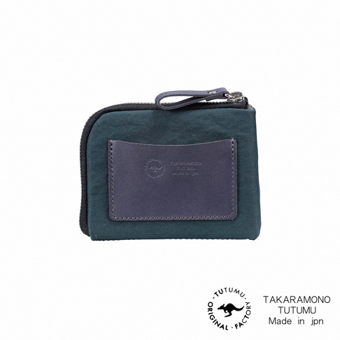 TUTUMU 品牌深綠色防潑水迷你錢包，帶有深藍色皮革裝飾和拉鍊，上面印有品牌標誌和 made in jpn 字樣