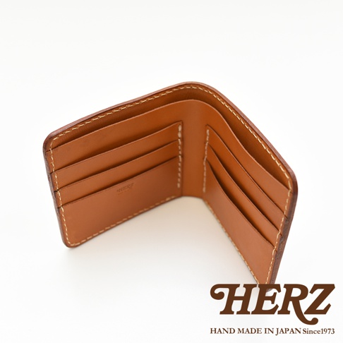 職人手作皮革二折橫式卡片紙鈔小短夾，採用鞣製皮革製成，呈現溫潤的棕褐色，內有數個卡槽，縫線精緻。