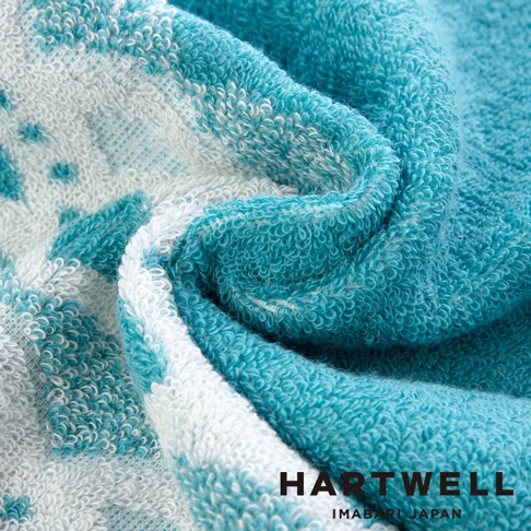 今治和風傳統紋樣言織浴巾，採用柔軟的棉質，呈現藍綠色與白色交織的紋樣，觸感蓬鬆。