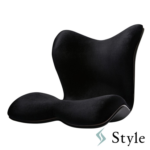 Style 奢華頂級調整椅，黑色天鵝絨材質，符合人體工學的獨特設計，底部有 Style 品牌標誌。