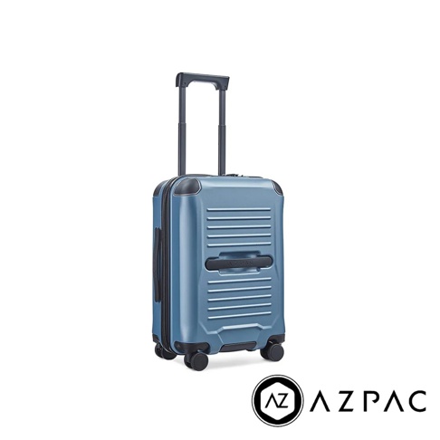 藍色AZPAC Trucker 2.0 20吋行李箱，硬殼材質，設有煞車功能，黑色拉桿和四個萬向輪。