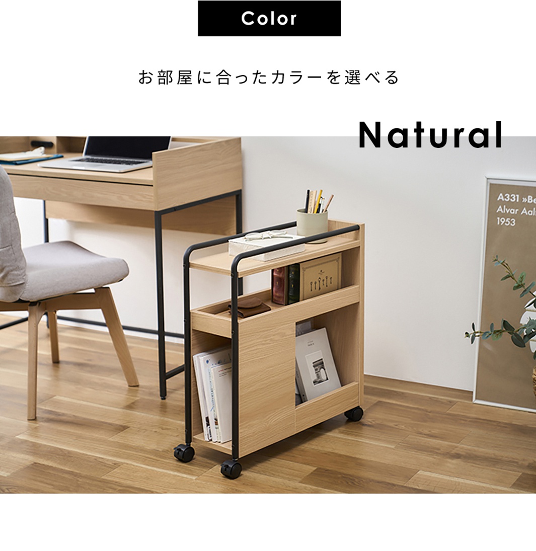 木紋色多功能收納推車，配有黑色金屬框架和四個輪子。推車有兩層開放式層架，頂層放置著書本、盒子和筆筒，中層放置著書籍和皮夾，底層放置著雜誌和相框。