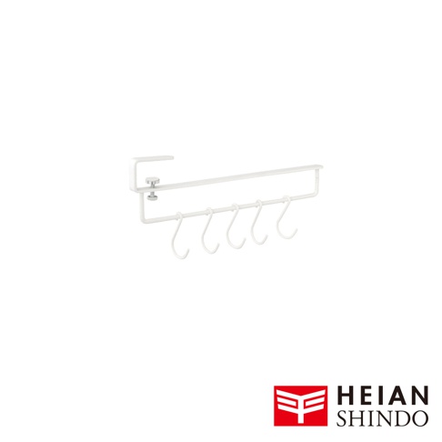 白色金屬製無鑽孔櫥櫃掛架，附有可夾式固定裝置及五個掛勾。