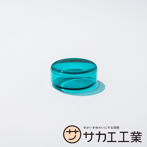 SAKAE 品牌標誌，文字為日文，旁邊為一個圓形藍色玻璃盒。