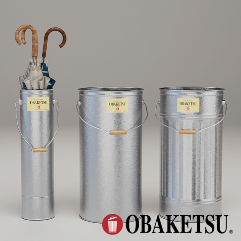 OBAKETSU品牌的手工製傘桶-S，由銀色金屬製成，左邊的傘桶內裝有多把傘，另外兩個較大的傘桶則為空，皆有木製提把和OBAKETSU品牌標籤。