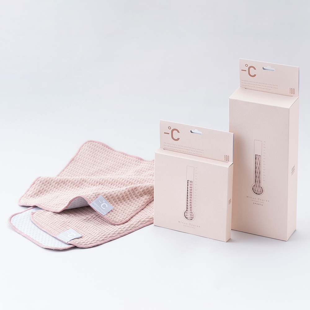粉紅色 Minus Degree 降溫涼感毛巾，材質為格紋織物，搭配兩款印有溫度計圖案的淺粉色紙盒包裝。