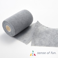 一捲灰色的鬆餅紋潔淨海綿巾，部分展開，露出其獨特的格紋紋理。