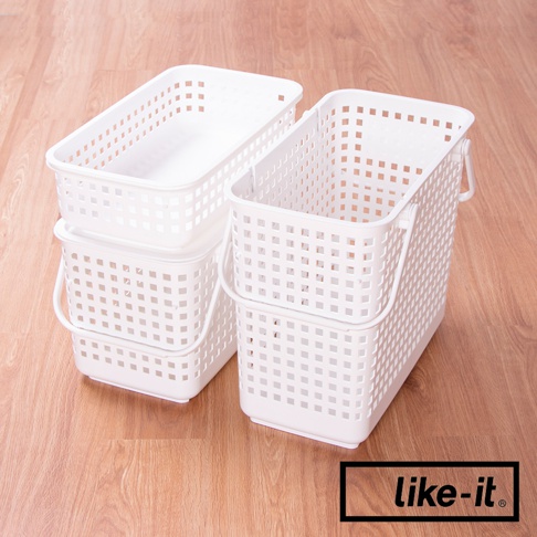 白色塑膠材質的長方形洗衣籃，帶有鏤空網格設計和提把，堆疊擺放於木紋地板上。