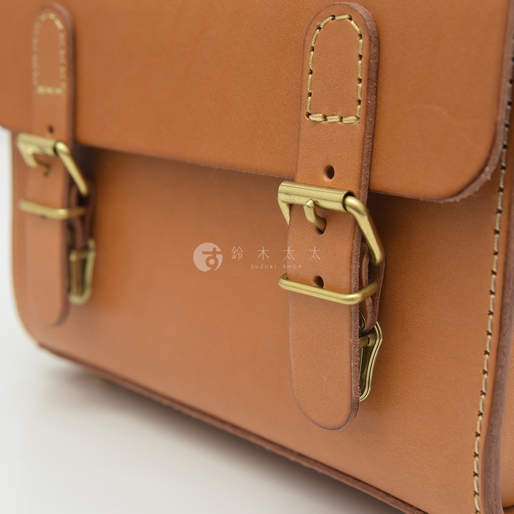 職人手作皮革極簡風兩用迷你單肩包，採用咖啡色皮革，配有復古黃銅色金屬釦具和縫線細節。