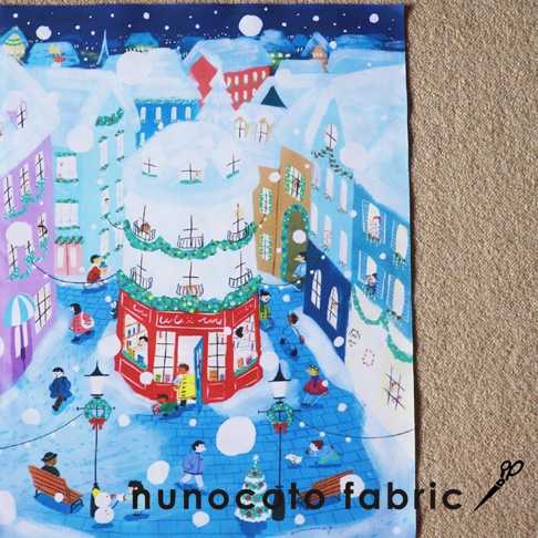 描繪聖誕節的雪景街頭，有著色彩鮮豔的房屋、人們在雪中行走，中央是一家紅色的書店，掛滿聖誕裝飾。