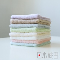 一疊色彩柔和的今治超長棉方巾，包含淺紫、卡其、淺灰、淺綠、米白、粉紅、淺藍等顏色，質地柔軟，邊緣有細緻的凹凸紋理。