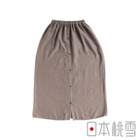 一件淺棕色棉紗混紡材質的浴裙，有平口鬆緊帶腰部設計，前方有排釦，裙襬開岔。