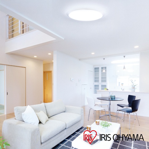 IRIS OHYAMA LED吸頂燈，搭配現代客廳和用餐區，呈現明亮柔和的居家空間