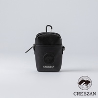 黑色皮革迷你側背包，帶有圓形品牌標誌和頂部掛鉤。