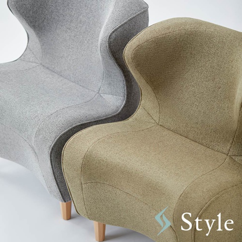 兩張Chair DC美姿調整座椅，一張為淺灰色，另一張為卡其綠色，皆為布面材質，座椅帶有立體線條設計，搭配木質椅腳。