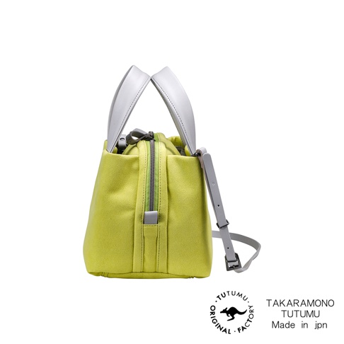 TUTUMU Suede tre tote 方形兩用托特包，黃色絨面材質，灰色皮革提把與背帶，側邊拉鍊設計，右下方有 TUTUMU 品牌標誌與 MADE IN JPN 字樣