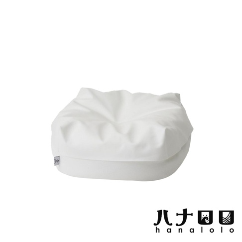 這是一個日本hanalolo品牌推出的寵物懶骨頭專用防水布套，呈現純白色設計，外觀為簡約的方形懶骨頭造型，底部帶有紋理，整體材質柔軟且具有防水特性，適合作為寵物休息的舒適坐墊使用。