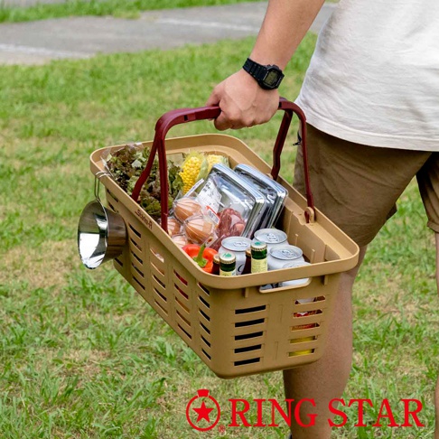 一個裝有蔬菜、雞蛋、肉類、玉米和罐裝飲料的棕褐色塑膠籃子，由一位戴著手錶的人提著，籃子側邊掛著一個金屬勺子。