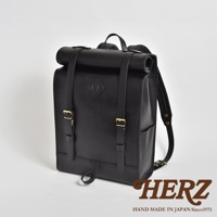 黑色皮革製成的大容量後背包，捲口設計，配有兩條可調節肩帶和金色扣環，前方有菱形壓紋。