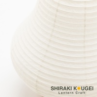 米白色紙質提燈，表面有細緻的橫向褶皺紋理，呈現圓潤的曲線造型。