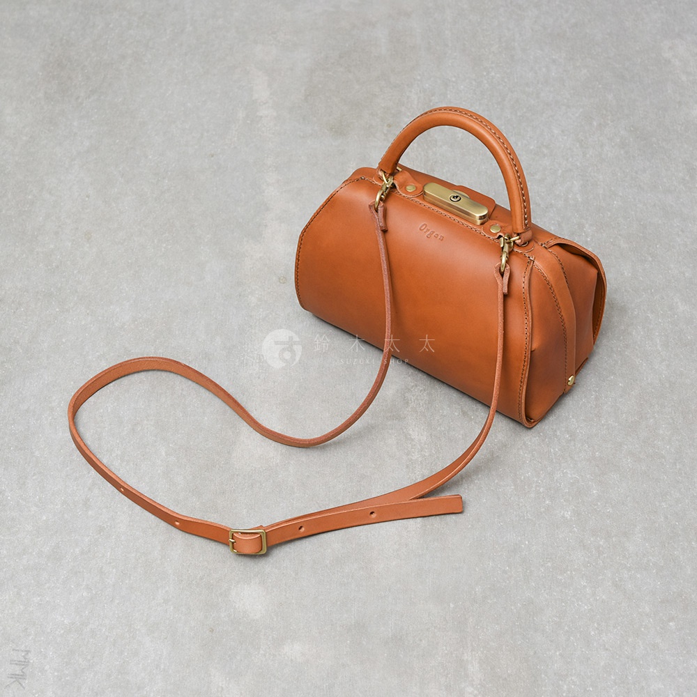 職人手作皮革Organ兩用口金手提包，深棕色光滑皮革，附可調節長短的側背帶，金色金屬口金鎖扣，簡約醫生包造型。