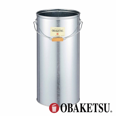 OBAKETSU 手工製鍍鋅鋼傘桶，帶有木質提把與品牌標籤，底部有垃圾桶圖示標誌。
