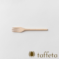 一個淺色楓木製成的點心叉，有三個叉齒，置於白色背景上。