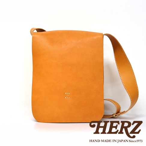日本HERZ職人手作皮革軟皮直式斜背包，駝色，正面繡有Z字樣