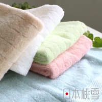 一疊今治超長棉方巾，顏色包含米白色、白色、淺綠色和粉紅色，材質紋理清晰，觸感柔軟。