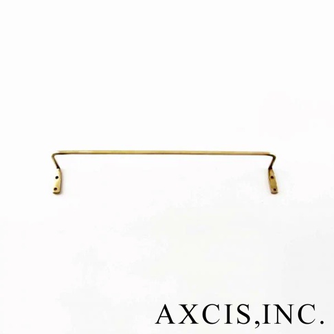 輕奢黃銅單桿毛巾架，呈現亮黃銅色，單一長桿設計，兩端設有彎折，並附有兩個安裝孔，整體簡約。