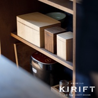 淺色木質調濕麵包保存箱，搭配一個較小的深棕色木盒和一個淺色木製小盒，皆有方形蓋子，擺放在木架上。