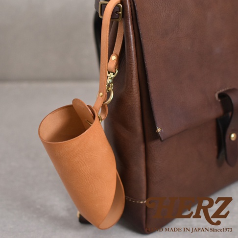 職人手作皮革Organ水壺套 MS-2 (原色)，圓筒狀設計，附有皮革掛繩與金屬釦環，可掛於包袋上。